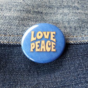 Ansteckbutton Love and Peace auf Jeans